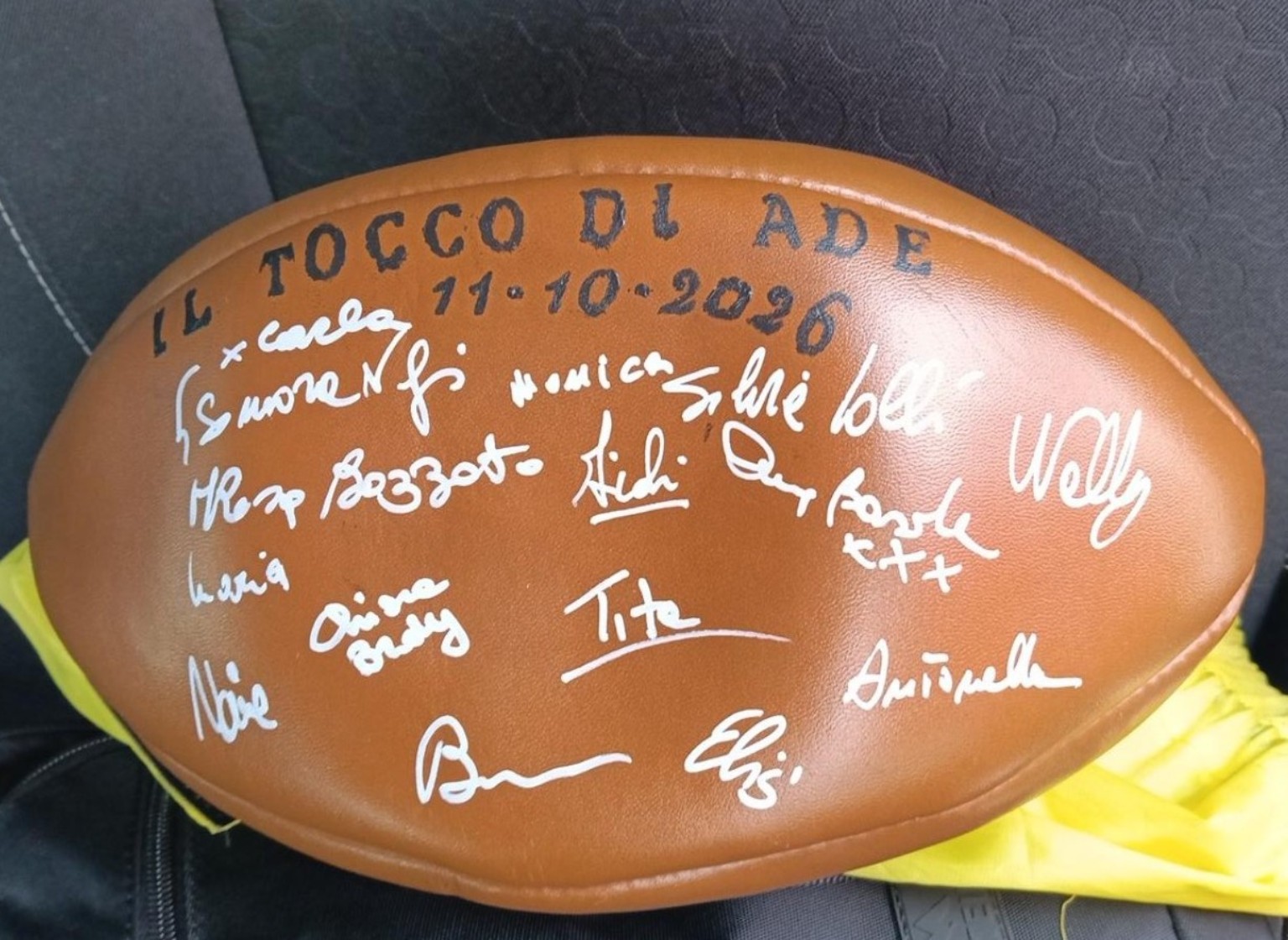 Il Pallone delle Storie con le firme raccolte durante Il Tocco di Ade, 11 ottobre 2026